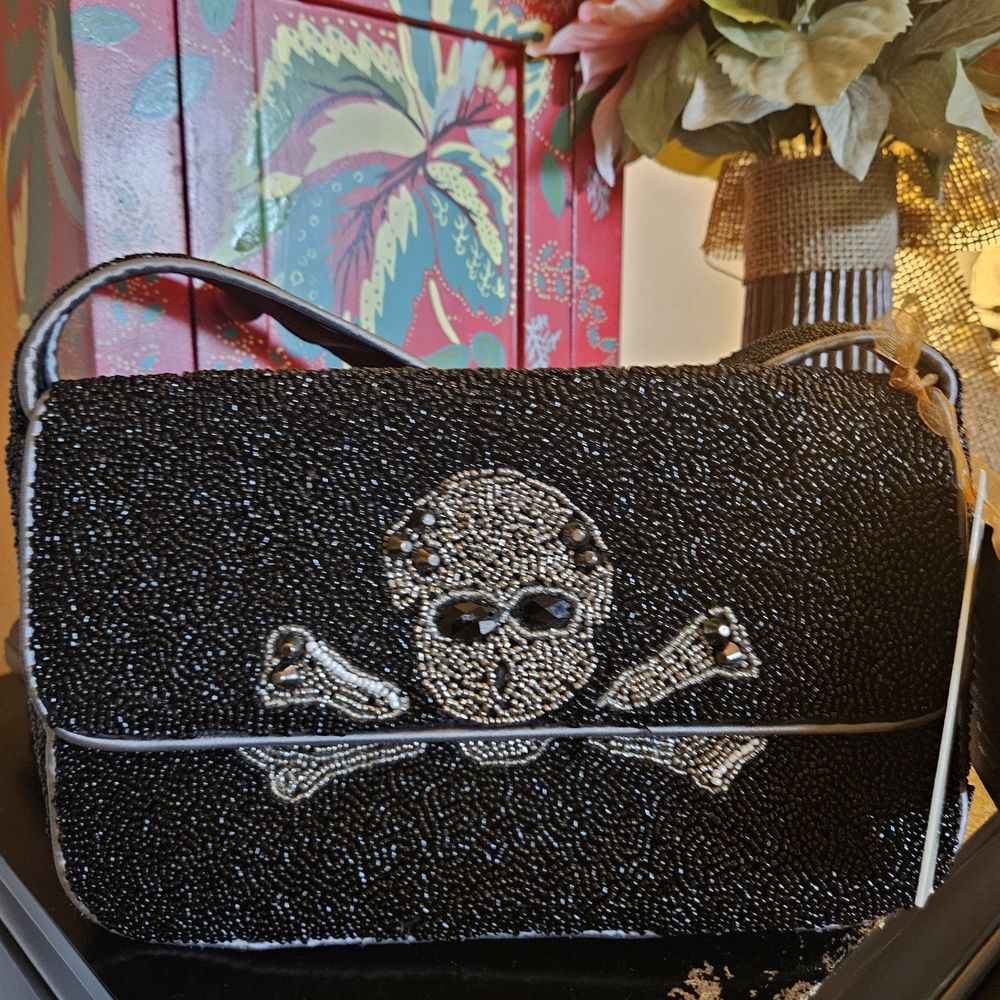 India Boutique Black and Silver Skull Wristlet